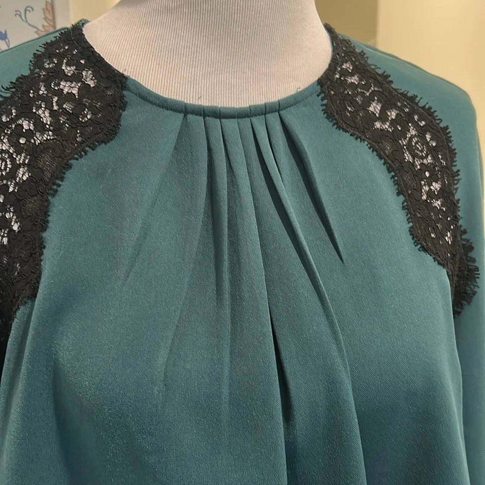 Tuckernuck Juniper Veil Lace Trim Women's Blouse - Picture 7 of 7